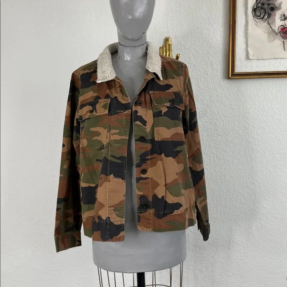 Madewell Northward Cropped Army Jacket in Cottontail Camo: Sherpa Edition - Picture 1 of 12